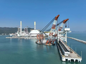 華潤(rùn)海豐卸船機(jī)順利吊裝，助力粵港澳大灣區(qū)能源供應(yīng)